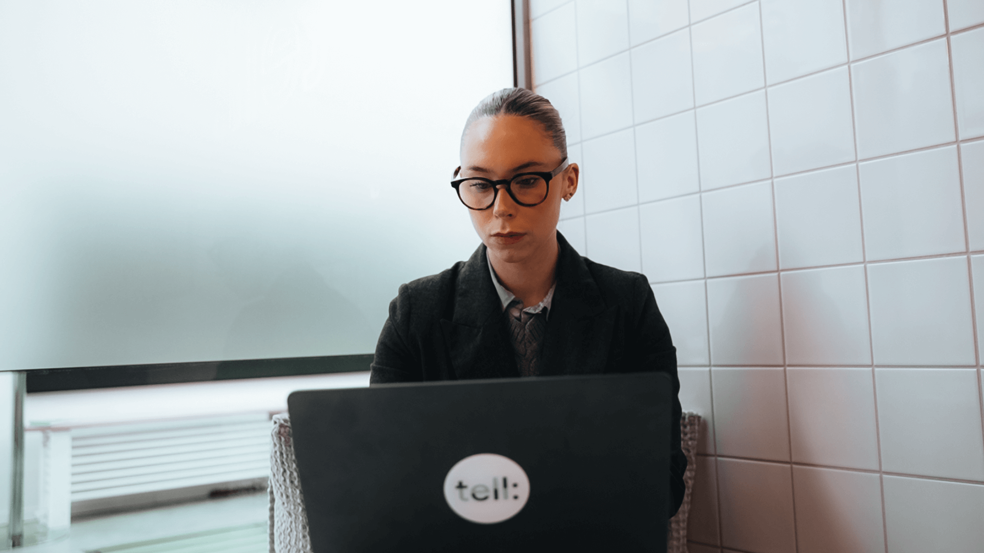 Medarbetare på Tell arbetar vid laptop